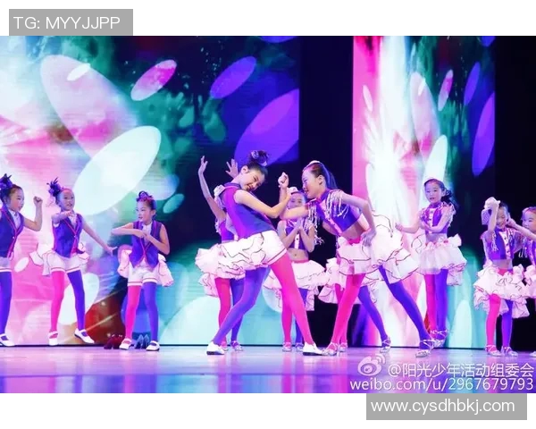 足球明星与美女的精彩合影展现魅力与风采的完美瞬间 足球明星与美女的精彩合影展现魅力与风采的完美瞬间