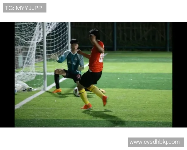 足球明星穿戴手套踢球瞬间的精彩图片展示与分析